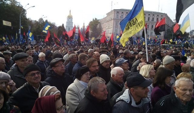 На Марш Героев в столице Украины вышли около 10 тысяч человек