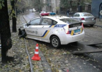 Авто патрульной полиции протаранило дерево во Львове