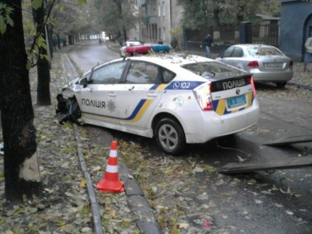 Авто патрульной полиции протаранило дерево во Львове
