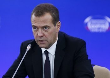 Медведев разрешил уничтожать контрафактный алкоголь