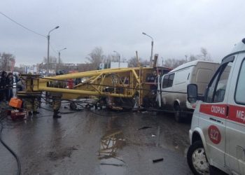 По делу о падении крана в Омске задержали трех человек