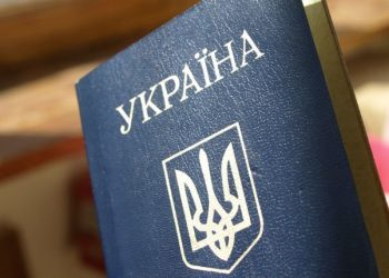 В Крыму не будут отбирать украинские паспорта