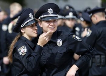 Во Львове уволили полицейских, которые спали в патрульном автомобиле