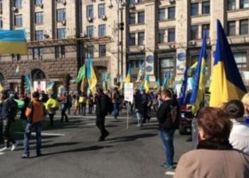 Активисты перекрыли половину дороги на Крещатике