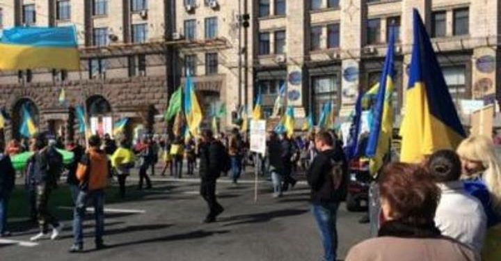 Активисты перекрыли половину дороги на Крещатике