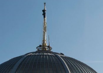 На здание украинской Верховной Рады повесили трезубец