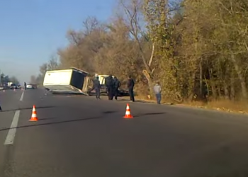 Под Харьковом автобус перевернулся при попытке объехать пьяную девушку