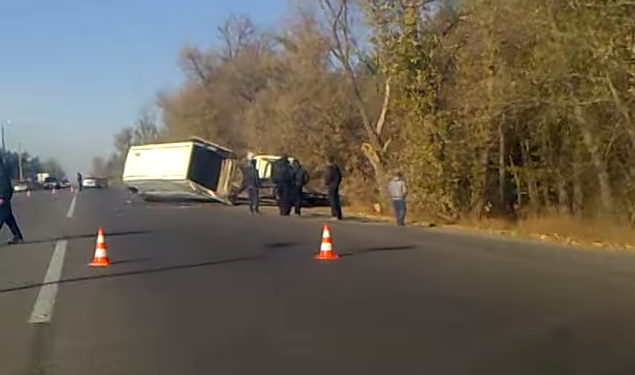 Под Харьковом автобус перевернулся при попытке объехать пьяную девушку