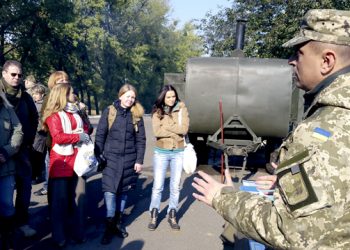 Волонтеров, которые собираются в зону АТО, тренируют солдаты