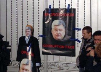 Активисты поставили у дома Порошенко чучело Шокина