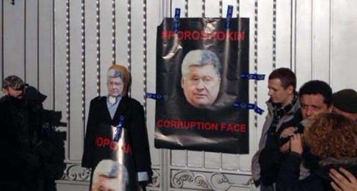 Активисты поставили у дома Порошенко чучело Шокина