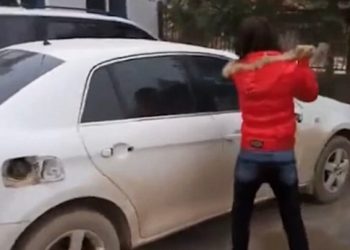 В Китае женщина молотком разбила машину мужа за измену