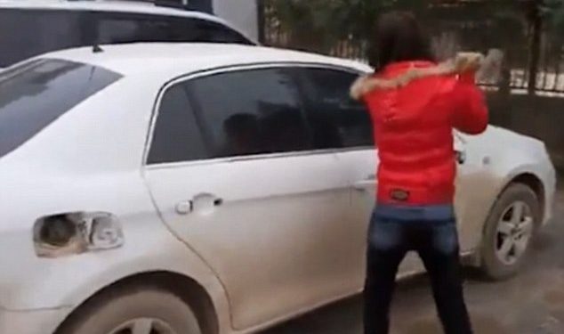 В Китае женщина молотком разбила машину мужа за измену