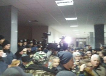В Кривом Роге у здания горсовета проходит митинг