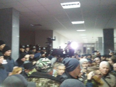 В Кривом Роге у здания горсовета проходит митинг