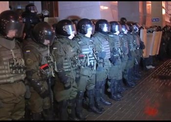 Активисты пытались попасть внутрь офиса компании Ахметова
