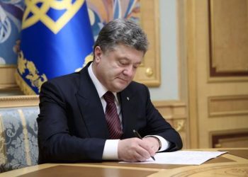 Президент Украины Петр Порошенко подписал безвизовые законы