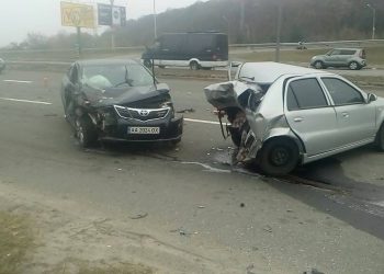 В Киеве произошло масштабное дорожное происшествие с опрокидыванием авто
