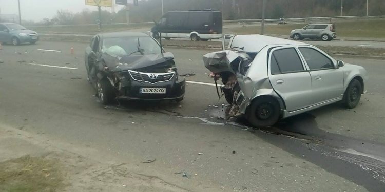 В Киеве произошло масштабное дорожное происшествие с опрокидыванием авто