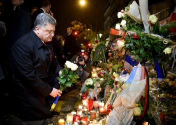Порошенко возложил цветы к театру Bataclan
