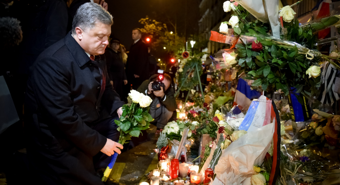 Порошенко возложил цветы к театру Bataclan