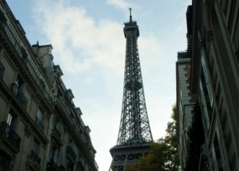 Эйфелеву башню и Лувр и закрыли в связи с терактами