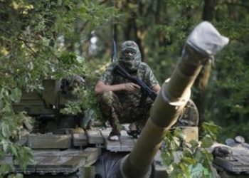 Террористы маскируют танки во дворах Донецка