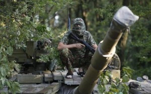 Террористы маскируют танки во дворах Донецка
