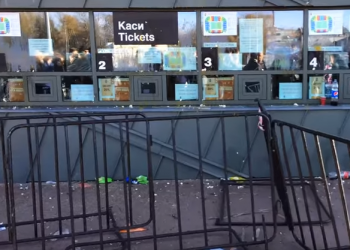 Болельщики забросали яйцами кассы Арены Львов