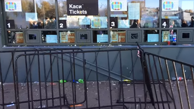 Болельщики забросали яйцами кассы Арены Львов