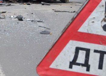Во Львове туристический автобус въехал в жилой дом