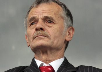 Джемилев рассказал, когда Украина будет подавать электричество в Крым