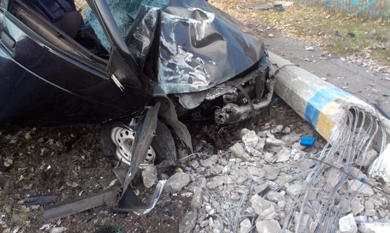 В Донецкой области устроившие гонку водители попали в аварию
