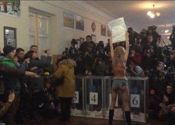 В Киеве активистка Femen разделась на участке во время голосования, - пресса