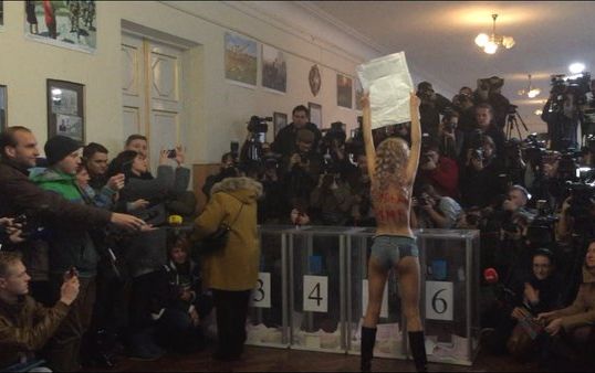 В Киеве активистка Femen разделась на участке во время голосования, - пресса