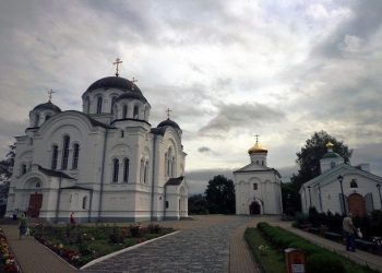 Хулиган на авто протаранил ворота православного монастыря в Полоцке