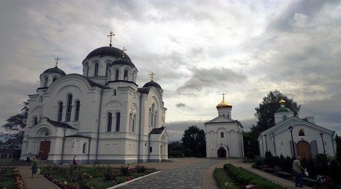 Хулиган на авто протаранил ворота православного монастыря в Полоцке