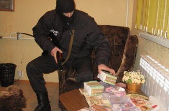СМИ: Налоговики взялись за зарплату ИТшников в конвертах