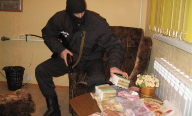 СМИ: Налоговики взялись за зарплату ИТшников в конвертах