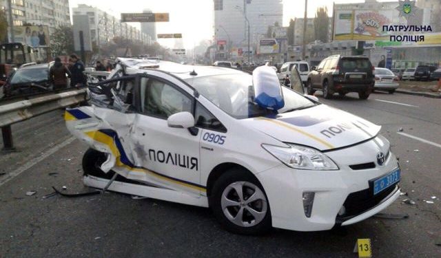 В Киеве водитель «размолотил» авто полиции