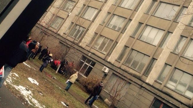 В Киеве из окна учебного корпуса КПИ выбросился студент