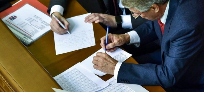 Депутаты в сессионном зале дерибанят облсоветы между БПП и БЮТ