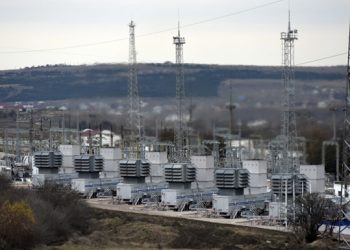 Предприятия Крыма приостановили работу из-за отсутствия света