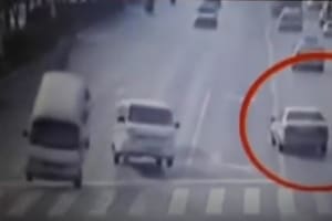 Сверхъестественная сила разбросала авто по дороге в Китае