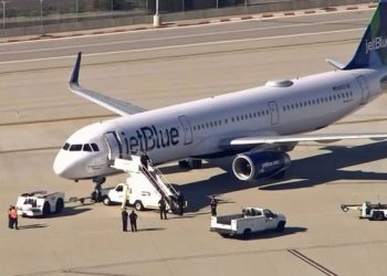 В США неизвестный пытался попасть в самолет в форме пилота