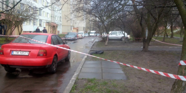 Во Львове посреди дороги нашли гранату