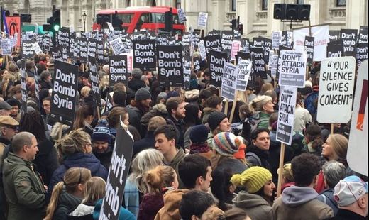 Жители Лондона вышли на протест против участия страны в операции в Сирии