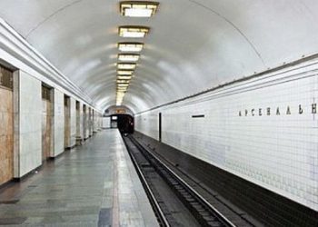 В Киеве пожилой мужчина бросился под колеса поезда метро