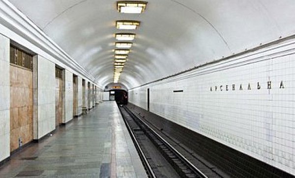 В Киеве пожилой мужчина бросился под колеса поезда метро