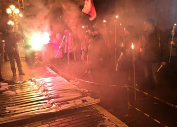 В Киеве ночью активисты устроили факельное шествие